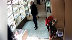 Zloděj sebral náhrdelník prodavačce nad hlavou Zloděj sebral náhrdelník prodavačce nad hlavou