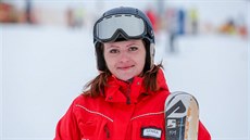 Správný postoj je dleitý. Pokrit kolena, tlo mírn dopedu, vysvtluje instruktorka Lenka Bednáová ze Skischool Lipno.