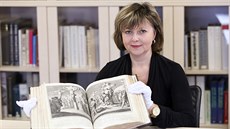 Odborná knihovnice Muzea Jindřichohradecka Štěpánka Běhalová drží nově... Odborná knihovnice Muzea Jindřichohradecka Štěpánka Běhalová drží nově...