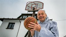 Dlouholetý basketbalový trenér Miroslav Vondřička stále sleduje přípravu a... Dlouholetý basketbalový trenér Miroslav Vondřička stále sleduje přípravu a...