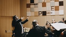 Koloman Poľak dirigující orchestr v aule ústecké univerzity Koloman Poľak dirigující orchestr v aule ústecké univerzity