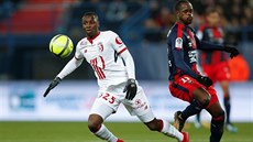 Christian Kouakou (vpravo) ještě v dresu Caen v souboji s obráncem Fode Ballo z... Christian Kouakou (vpravo) ještě v dresu Caen v souboji s obráncem Fode Ballo z...
