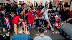 Fanoušci Slavie při dnech otevřených dveří si přišli i pro podpisy bývalých... Fanoušci Slavie při dnech otevřených dveří si přišli i pro podpisy bývalých...