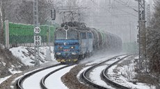 Jen o kousek dál, na konci města podél tratě na Prahu, nové protihlukové stěny... Jen o kousek dál, na konci města podél tratě na Prahu, nové protihlukové stěny...