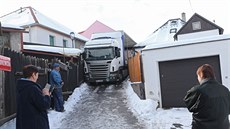 Kamion, který dokázal řidič zapasovat do uzoučké Soukenické ulice v Chotěboři,... Kamion, který dokázal řidič zapasovat do uzoučké Soukenické ulice v Chotěboři,...