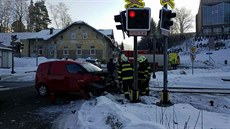 Řidič auta podle prvotních zjištění policie přehlédl blikající světla na... Řidič auta podle prvotních zjištění policie přehlédl blikající světla na...