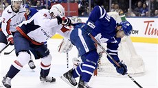 Michal Kempný z Washingtonu atakuje Johna Tavarese z Toronta. Michal Kempný z Washingtonu atakuje Johna Tavarese z Toronta.