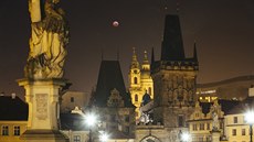 Měsíc nad Prahou při zatmění v ranních hodinách „zrudnul“. (21. ledna 2019) Měsíc nad Prahou při zatmění v ranních hodinách „zrudnul“. (21. ledna 2019)