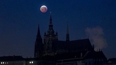 Měsíc nad Prahou při zatmění v ranních hodinách „zrudnul“. (21. ledna 2019) Měsíc nad Prahou při zatmění v ranních hodinách „zrudnul“. (21. ledna 2019)