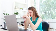 Syndrom počítačového vidění častěji postihuje ženy Syndrom počítačového vidění častěji postihuje ženy