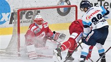 Tyler Redenbach z Liberce se snaží překonat brankáře Třince Šimona Hrubce. Tyler Redenbach z Liberce se snaží překonat brankáře Třince Šimona Hrubce.