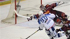 Brněnský útočník Martin Dočekal podruhé překonává Matěje Machovského v brance... Brněnský útočník Martin Dočekal podruhé překonává Matěje Machovského v brance...