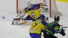 Zlínský brankář Libor Kašík zasahuje v zápase s Mladou Boleslaví. Zlínský brankář Libor Kašík zasahuje v zápase s Mladou Boleslaví.