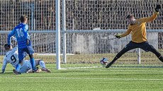 Hradecký útočník Jakub Šípek (v bílém) střílí v zápase s Vltavínem šestý,... Hradecký útočník Jakub Šípek (v bílém) střílí v zápase s Vltavínem šestý,...