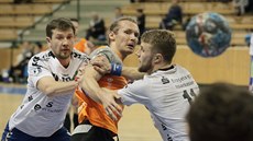Plzeňský házenkář Jan Stehlík v obležení dvou hráčů německého Aue v pátečním... Plzeňský házenkář Jan Stehlík v obležení dvou hráčů německého Aue v pátečním...