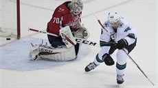 Tomáš Hertl ze San Jose právě překonal washingtonského brankáře Bradena... Tomáš Hertl ze San Jose právě překonal washingtonského brankáře Bradena...