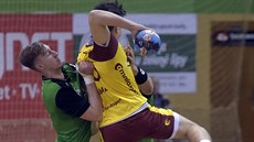 Zleva Dominik Solák z Karviné a Matěj Klíma z Dukly Praha. Zleva Dominik Solák z Karviné a Matěj Klíma z Dukly Praha.