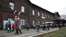 Železniční stanice v polských Glucholazech, přes které vede trať z Mikulovic do... Železniční stanice v polských Glucholazech, přes které vede trať z Mikulovic do...