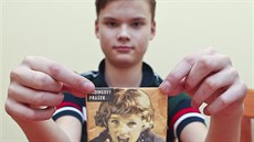 Školák Patrik Horký z Přerova s jednou z věcí ze své sbírky z období socialismu. Školák Patrik Horký z Přerova s jednou z věcí ze své sbírky z období socialismu.