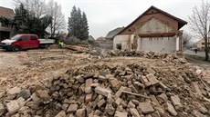 Dělníci bourají v Kostelci na Hané na Prostějovsku takzvaný bílý domek, který... Dělníci bourají v Kostelci na Hané na Prostějovsku takzvaný bílý domek, který...