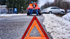 Výstražný trojúhelník a výstražná vesta jsou v autě naprosto nezbytné Výstražný trojúhelník a výstražná vesta jsou v autě naprosto nezbytné