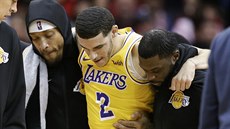 Lonzo Ball (2) z LA Lakers se zranil, do šatny mu pomáhají Michael Beasley... Lonzo Ball (2) z LA Lakers se zranil, do šatny mu pomáhají Michael Beasley...