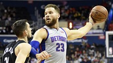 Tomáš Satoranský (vlevo) z Washingtonu brání detroitského Blakea Griffina. Tomáš Satoranský (vlevo) z Washingtonu brání detroitského Blakea Griffina.