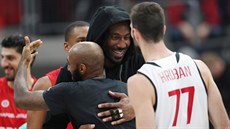 Amar’e Stoudemire (s kapucí) z Hapoelu Jeruzalém se zdraví s nymburským Braceym... Amar’e Stoudemire (s kapucí) z Hapoelu Jeruzalém se zdraví s nymburským Braceym...
