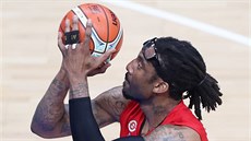 Amare Stoudemire z Hapoelu Jeruzalém pi trestném hodu