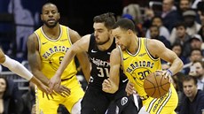 Stephen Curry (vpravo) z Golden State uniká Tomáši Satoranskému z Washingtonu,... Stephen Curry (vpravo) z Golden State uniká Tomáši Satoranskému z Washingtonu,...