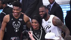 Janis Adetokunbo (vlevo) a LeBron James pózují při Utkání hvězd 2018 s paní... Janis Adetokunbo (vlevo) a LeBron James pózují při Utkání hvězd 2018 s paní...