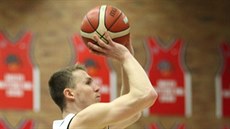 Tomáš Vyoral (vlevo) z Nymburka střílí přes Klinta Carlsona z Děčína. Tomáš Vyoral (vlevo) z Nymburka střílí přes Klinta Carlsona z Děčína.