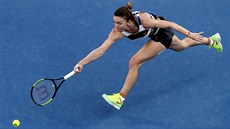 RYCHLÉ NOHY. Rumunská tenistka Simona Halepová dobíhá míček v osmifinále... RYCHLÉ NOHY. Rumunská tenistka Simona Halepová dobíhá míček v osmifinále...