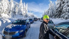 Parkující auta blokují silnici přes hřeben na Šerlichu v Orlických horách (19.... Parkující auta blokují silnici přes hřeben na Šerlichu v Orlických horách (19....