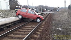 Na Plzeňsku sjelo auto do kolejiště. Nehoda se obešla bez zranění. Překážky na... Na Plzeňsku sjelo auto do kolejiště. Nehoda se obešla bez zranění. Překážky na...