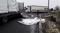 Řidiči nákladního vozidla se při projíždění kruhového objezdu u Draženova na... Řidiči nákladního vozidla se při projíždění kruhového objezdu u Draženova na...