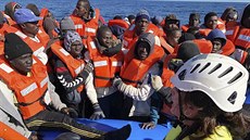 Lékařská prohlídka migrantů na pobřeží Středozemního moře (21. ledna 2019) Lékařská prohlídka migrantů na pobřeží Středozemního moře (21. ledna 2019)
