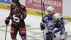 Hráči Komety slaví gól v síti pražské Sparty. Hráči Komety slaví gól v síti pražské Sparty.