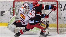 Brankář Sparty Matěj Machovský zasahuje proti šanci hradeckého Radovana Pavlíka. Brankář Sparty Matěj Machovský zasahuje proti šanci hradeckého Radovana Pavlíka.