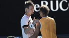 Tom Berdych (vlevo) gratuluje Rafaelu Nadalovi k postupu do tvrtfinle...