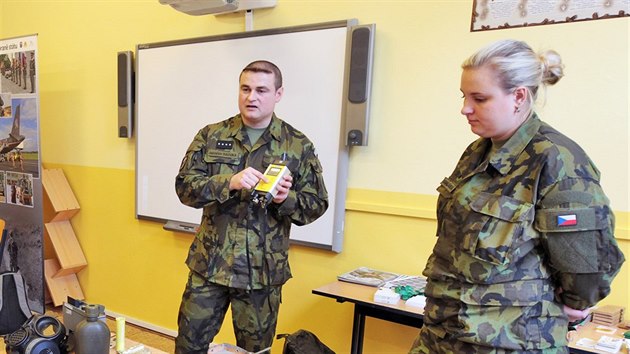 ci karlovarsk Z Dukelskch hrdin se pi akci POKOS (Pprava oban k obran sttu) dozvdli od vojk mimo jin ve o technice pro detekci chemickch ltek a vyzkoueli si protichemick obleky a ochrann masky.