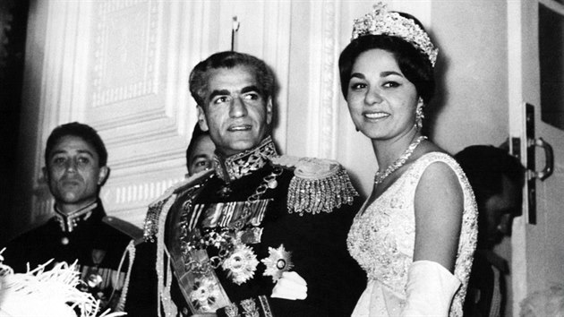 rnsk monarcha Mohammad Rza Pahlav na snmku ze sv svatby s Farah Dbovou. (21. prosince 1959)
