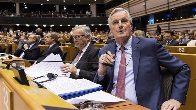 Pedseda Evropsk komise Jean-Claude Juncker a f unijnho vyjednvacho tmu pro brexit Michel Barnier v Evropskm parlamentu pi jednn o brexitu (Brusel, 30. ledna 2019)