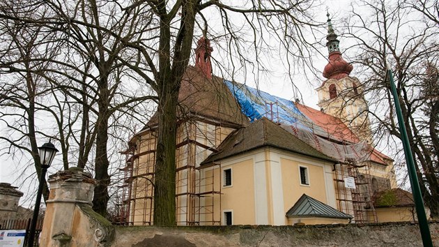 Rozshl rekonstrukce stechy kostela svatho Vclava v Huln m skonit v kvtnu.