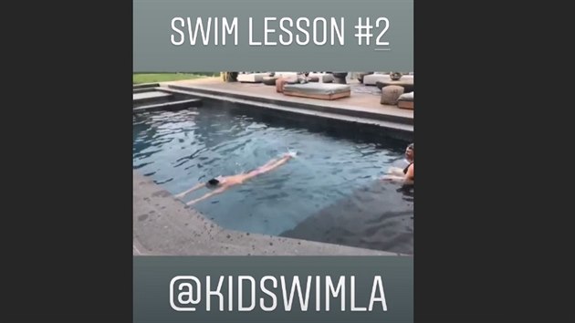 John Legend se na Instagramu pochlubil videem z lekce plavn (2019).
