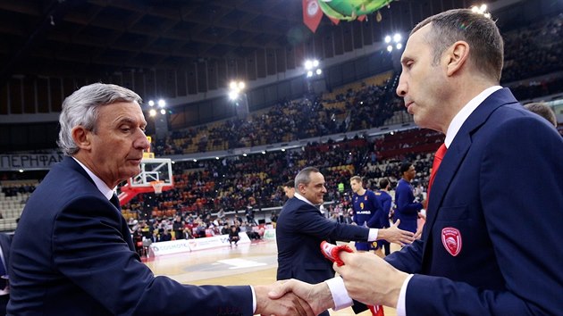 David Blatt (vpravo), trenr Olympiakosu, se zdrav se Svetislavem Peiem, kouem Barcelony.