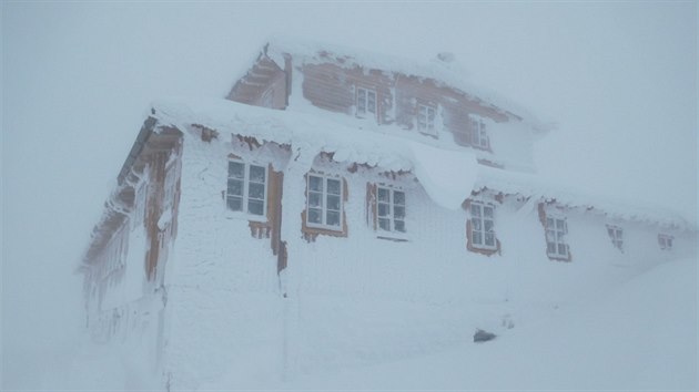 Nov Petrova bouda odolv mohutn vrstv snhu. Turistm ji otevou v zvru roku. (leden 2019).