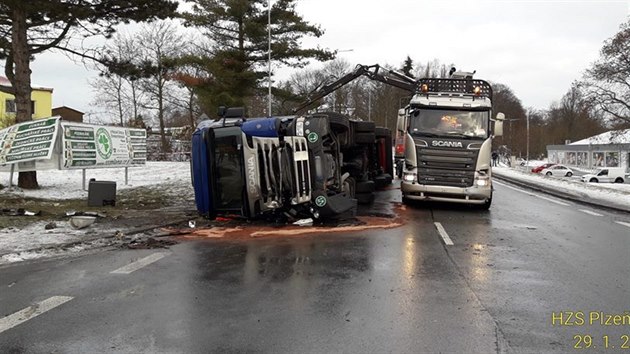 Kamion převážející dřevo najel v Plané na Tachovsku na středový ostrůvek a převrátil se. Škoda je více než půl milionu korun.