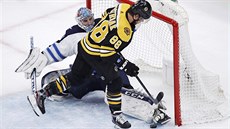 Connor Hellebuyck v brance Winnipegu dělá vše pro to, aby zmařil šanci Davida... Connor Hellebuyck v brance Winnipegu dělá vše pro to, aby zmařil šanci Davida...