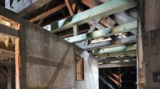 Součástí střechy nad presbytářem františkánského kláštera je nejstarší krov v... Součástí střechy nad presbytářem františkánského kláštera je nejstarší krov v...